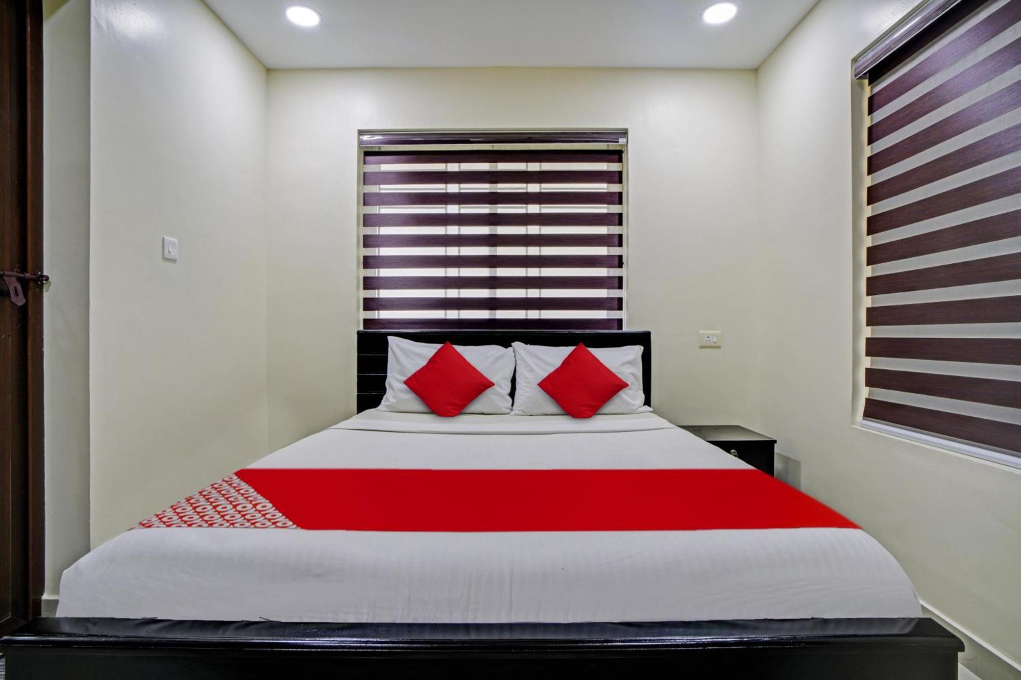 Hotel O Crystal Executive Suites Kochi Exterior foto
