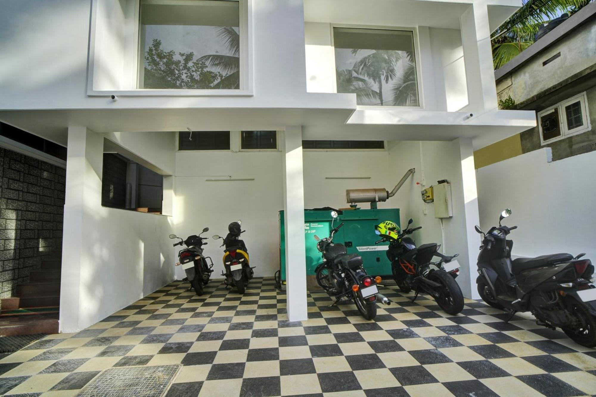 Hotel O Crystal Executive Suites Kochi Exterior foto